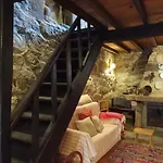 Casa 5 Cruzes Dentro Da Muralha Sortelha